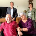 PvdA kamerlid John Kerstens samen met POH-ouderen op werkbezoek